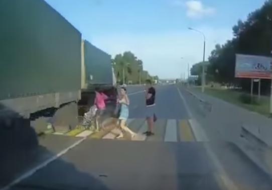 На Ставрополье водитель грузовика чуть не сбил людей на пешеходном переходе